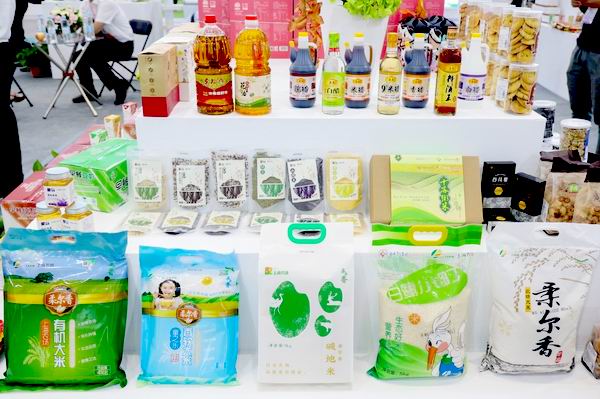 重新曝光 調整大小 上海農場琳瑯滿目的展品.jpg 重新曝光 調整大小 上海農場琳瑯滿目的展品.jpg