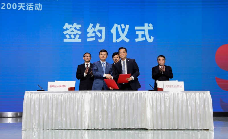 調整大小 劉總代表集團簽約.jpg 調整大小 劉總代表集團簽約.jpg