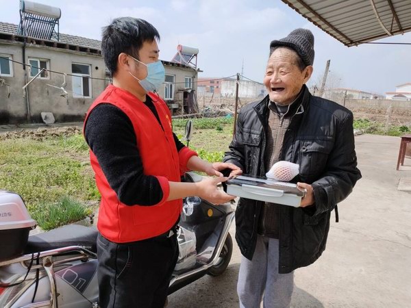 調整大小 志愿者為老人送餐.jpg 調整大小 志愿者為老人送餐.jpg