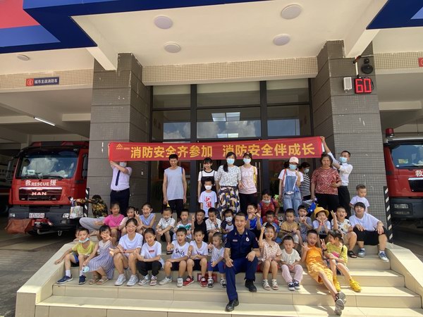 調(diào)整大小 光明地產(chǎn)服務(wù)集團(tuán)旺都物業(yè)小小“萌娃”體驗(yàn)別樣消防生活.jpg 調(diào)整大小 光明地產(chǎn)服務(wù)集團(tuán)旺都物業(yè)小小“萌娃”體驗(yàn)別樣消防生活.jpg